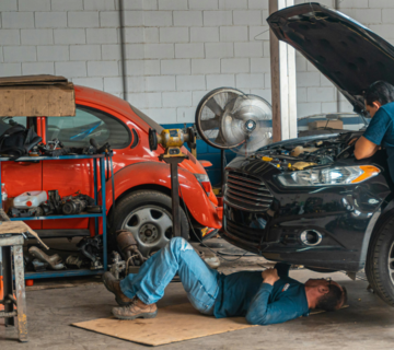 Car-service-maintenance-reservoir-mechanic1