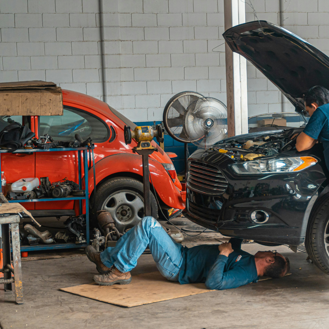 Car-service-maintenance-reservoir-mechanic1